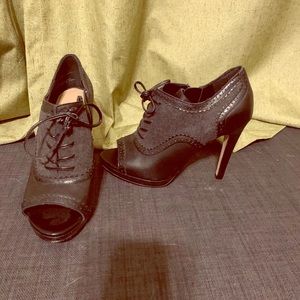 Two tone grey clog heals